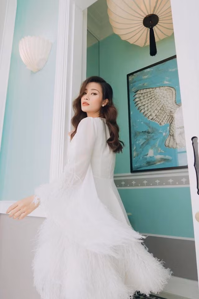 Khi bụng bầu ngày càng lớn, Đông Nhi chuộng những bộ váy rộng rãi, phong cách đơn giản và thoải mái cho cả mẹ và con.