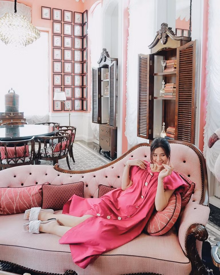 Thời trang bầu sành điệu của Đông Nhi được người hâm mộ hết lời khen ngợi.