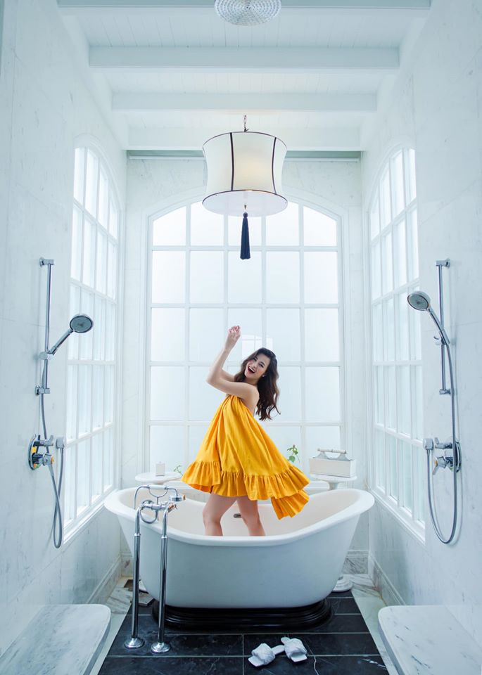 Với vóc dáng gọn gàng và phong cách thời trang ấn tượng, cô nàng còn lọt top bà bầu xinh đẹp bậc nhất Vbiz, là mẹ bầu "hot" bậc nhất trong 2020.