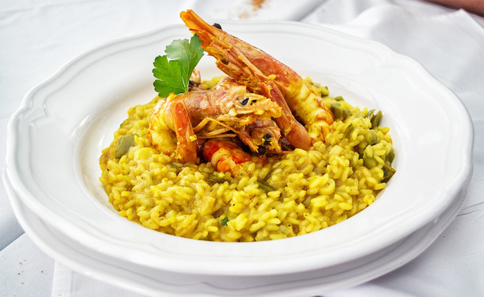 Risotto nghệ tây: Món này nấu từ một loại gạo đặc biệt của Italia cùng với hành, nghệ tây, rượu vang và pho mát. Món ăn có một màu vàng đẹp mắt cùng với một hương vị béo ngậy khiến nó trở thành một món đặc sản Thụy Sĩ nổi tiếng mà bất cứ ai cũng muốn thưởng thức một lần trong đời.