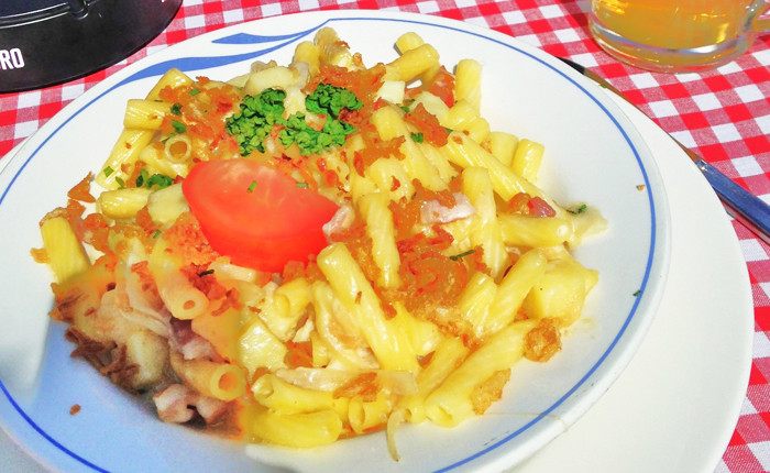 lplplermagronen là một món ngon của ẩm thực Thụy Sĩ, đôi khi được gọi là macaroni herdsman, alplermagronen và là một món ăn truyền thống. Điều đặc biệt là nó sử dụng tất cả các thành phần có sẵn cho những người chăn gia súc đang chăm sóc những con bò của họ trên đồng cỏ núi của dãy núi Alps như phô mai, khoai tây, hành tây, mì ống, sữa hoặc kem và táo. Ảnh: Internet. Video "Chế biến món ngon từ nấm đông cô". Nguồn: VTC.