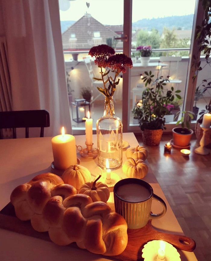 Zopf: Có tới hơn 20 loại bánh mỳ trong ẩm thực Thụy Sĩ nhưng một trong những loại bánh phổ biến và ngon nhất là một ổ bánh mì trắng mềm gọi là zopf. Bạn sẽ có thể nhận ra nó một cách dễ dàng bởi vì đó là một ổ bánh mì dạng như một bím tóc với lớp vỏ vàng, rất giống với bánh mì Do Thái gọi là challah .