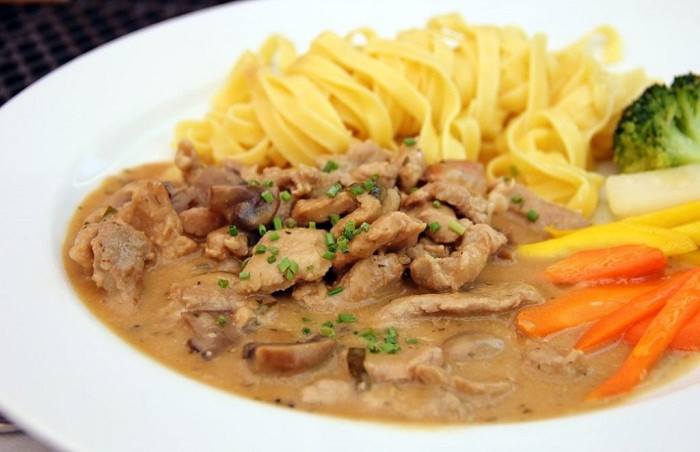 Zurchergeschnetzeltes là một món ăn được chế biến từ thịt dê có nguồn gốc từ thành phố Zurich của Thụy Sĩ. Ngoài thịt dê ra thì món ăn này còn có thêm nhiều loại nguyên liệu khác như nấm, hành tây, rượu vang,…Ngày nay, người ta còn cho thêm cả gan bê hoặc thịt gà để làm tăng thêm hương vị cho món ăn.