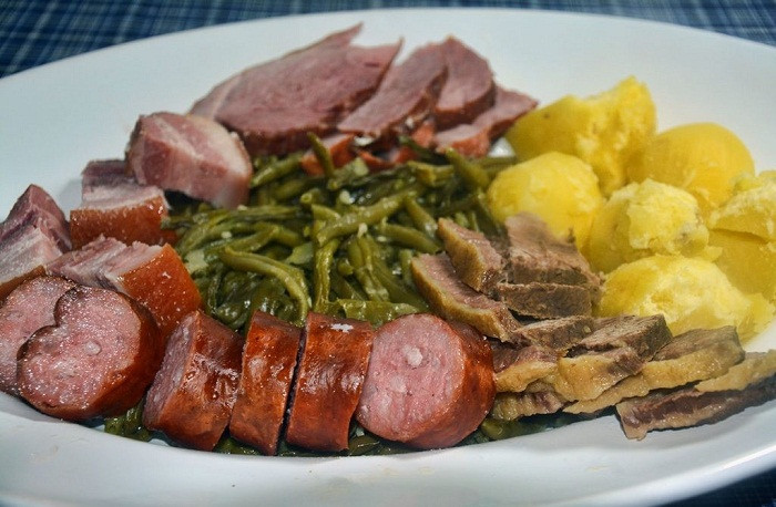 Berner platte: Món ăn này gồm một loạt các loại thịt và xúc xích, có thể bao gồm thịt bò, giăm bông, thịt xông khói, thịt bò và lưỡi lợn hun khói, sườn, thịt lợn thăn, thịt lợn và vai, xương tuỷ - cộng với một ít dưa cải có hương vị cây bách xù, khoai tây và đậu khô.