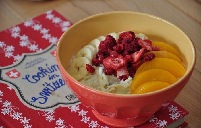 Bircherműesli (Ngũ cốc trộn hoa quả): Đây là một món ăn phổ biến Thụy Sĩ được người dân yêu thích. Họ thường dùng món ăn này trong bữa sáng thay cho thịt. Nguyên liệu chính của món ăn là yến mạch, một số loại hoa quả theo mùa, một vài loại hạt và một chút nước cốt chanh, sữa. Đây là món ngon tốt cho sức khỏe và không chỉ ăn vào bữa sáng mà đôi khi vào buổi tối.