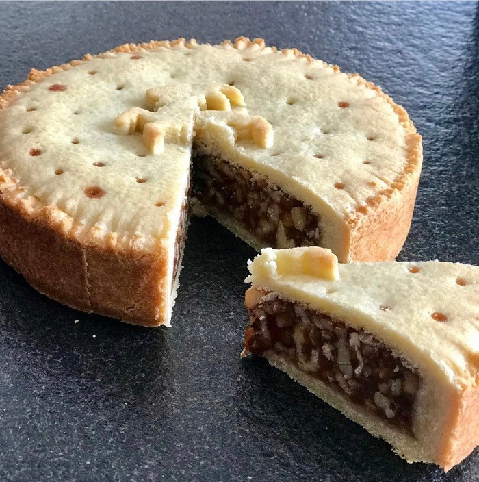 Bundnernusstorte là một loại bánh quy rất được yêu thích tại Thụy Sĩ. Nguyên liệu chính để làm món bánh này bao gồm bột mì, đường, trứng, bơ, muối, caramel, kem và một số loại hạt nhỏ để tăng thêm hương vị. Người ta thường dùng bánh cùng với một tách trà hoặc một ly cà phê để tráng miệng.