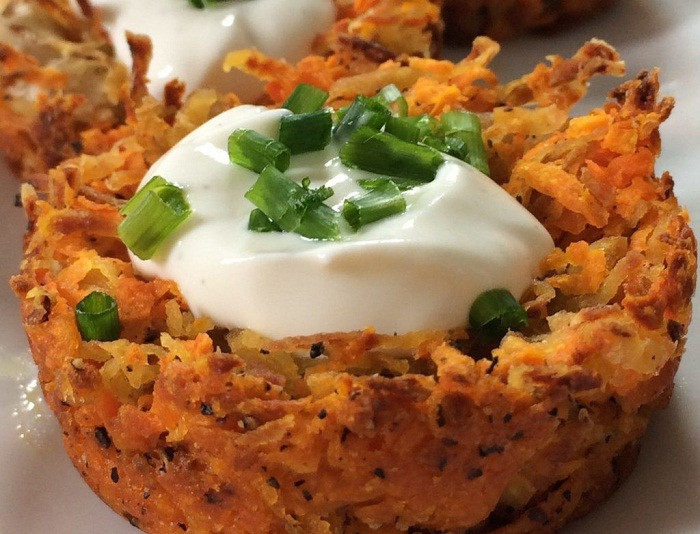 Rösti là một món khoai tây được làm bằng cách chiên (hoặc đôi khi nướng) theo hình những miếng tròn. Chúng giòn ở bên ngoài nhưng mềm mại và tan chảy bên trong. Đôi khi bên trong có chứa thịt xông khói, hành tây, phô mai và cả táo cũng được thêm vào hỗn hợp. Nó được ăn như một món ăn kèm với trứng rán và rau bina hoặc thịt xúc xích có tên là fleischkäse.