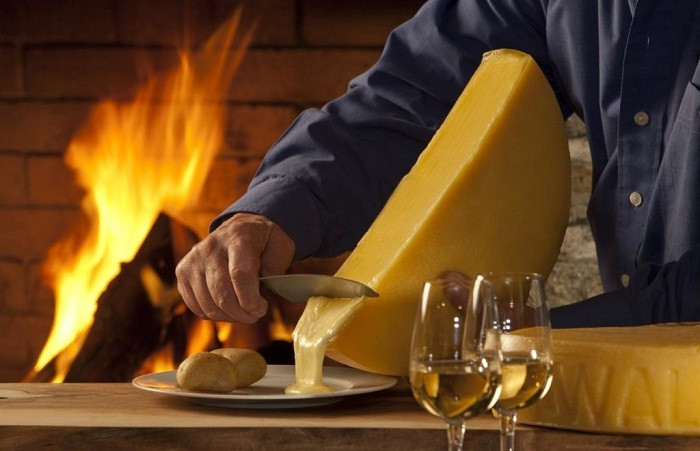 Raclette (phô mai chảy) là tên của một loại phô mai Thụy Sĩ làm từ sữa bò (hơi hạt, hơi giống gruyère) nhưng nó cũng là tên của một bữa ăn rất phổ biến ở Thụy Sĩ. Vào thời xa xưa, toàn bộ nồi phô mai dẹt được giữ trước ngọn lửa và khi phô mai tan chảy, nó được chia ra một đĩa để ăn. Với một vỉ nướng hiện đại như ngày nay, bạn làm tan chảy phô mai trên một lớp nướng và có thể quét nó lên rau và thịt nướng.