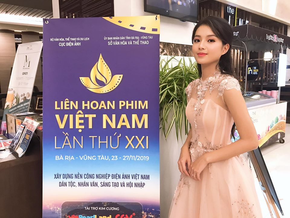 Mỹ nhân sinh năm 1997 thường xuyên diện các loại váy áo vừa nữ tính vừa duyên dáng.