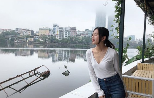 Bích Ngọc cũng thường diện áo thun với quần jean năng động.