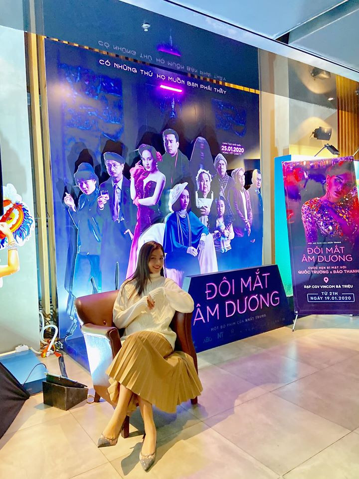 Áo len phối với chân váy xếp li đầy xinh xắn được cô nàng lựa chọn để đi sự kiện.