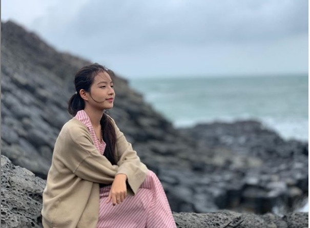 Phong cách thời trang nữ tính của "hotgirl hôi nách" đáng để nhiều bạn gái học hỏi.