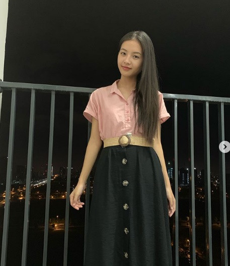 Sơ mi hồng phối cùng chân váy đen tạo nét thanh lịch cho Bích Ngọc.