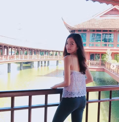 Hình ảnh ăn mặc gợi cảm hiếm hoi của nữ diễn viên trẻ. Ảnh: FBNV. Video "Minh Hằng chia sẻ về phong cách thời trang". Nguồn: VTC.