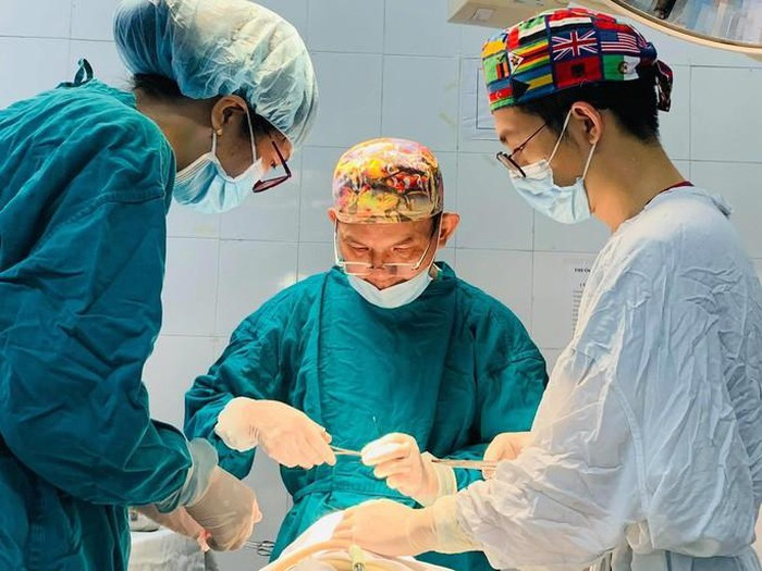 Ao chong nang cuon vao banh xe, nu sinh ton thuong mat nghiem trong-Hinh-2