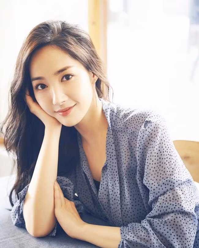 Park Min Young khá chuộng các mẫu áo sơ mi nhẹ nhàng, thanh lịch. Ảnh: Internet. Video "Minh Hằng chia sẻ về phong cách thời trang". Nguồn: VTC.