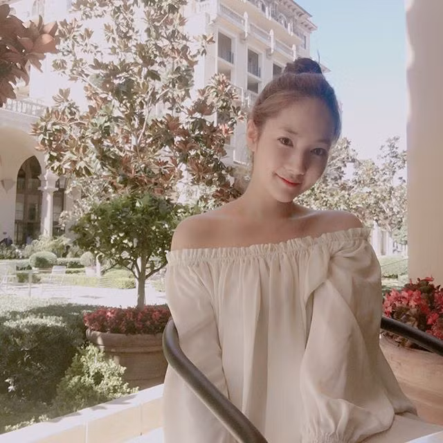 Nữ diễn viên sinh năm 1986 khá chuộng các mẫu áo trễ vai gợi cảm.