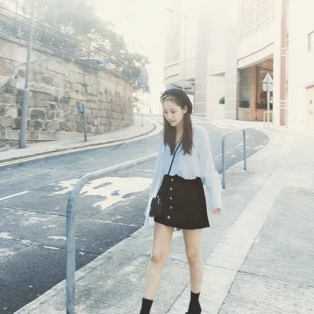 Các phối áo sơ mi với chân váy ngắn mang đến sự trẻ trung, năng động cho nữ diễn viên.