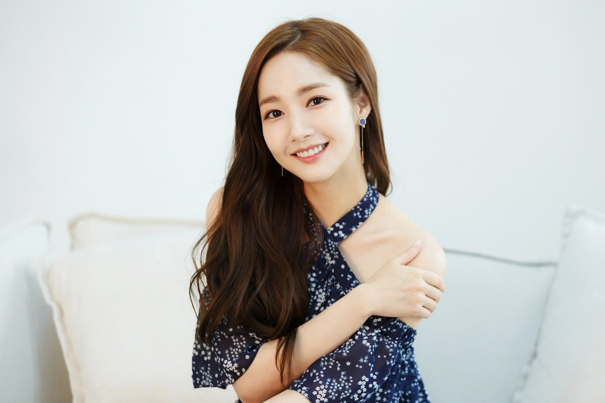 Ngoài nhan sắc cực đỉnh và lối diễn xuất tự nhiên, công chúng Hàn còn yêu mến Park Min Young về gu thời trang nữ tính không quá sang chảnh nhưng vẫn thời thượng.