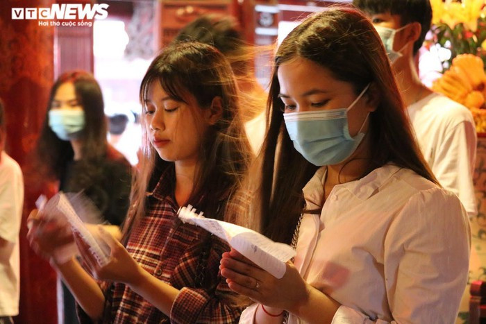 Bạn Hoàng Thu Hà (trường THPT Quang Trung, Hà Nội) chắp tay trước ban thờ, mong muốn đạt điểm cao, đỗ được nguyện vọng 1 vào trường Đại học Kinh tế Quốc dân trong kì thi sắp tới.