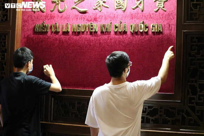 Những năm gần đây, Ban Quản lí Khu di tích Văn Miếu Quốc Tử Giám xây dựng hàng rào bao quanh khu vực tượng rùa đá cõng bia tiến sĩ, nhằm không cho du khách tham quan sờ đầu rùa đá cầu may mắn như trước. Các thí sinh sẽ viết tên, số báo danh và nguyện vọng lên tấm bảng.