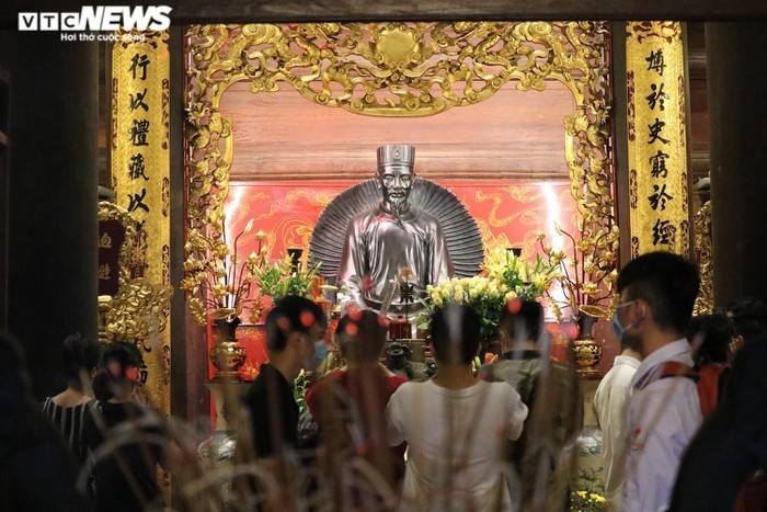 Thí sinh chen chân khấn bái cầu may mắn cho kỳ thi tốt nghiệp THPT 2020.