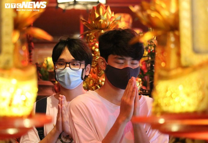 Em Nguyễn Đức Trọng, trường THPT Chu Văn An, Hà Nội hồi hộp trước khi bước vào kỳ thi quyết định. Em mong làm bài thật suôn sẻ, đỗ vào trường mình lựa chọn. Ngoài cách chạm tay vào đầu rùa, em còn viết tên, số báo danh và nguyện vọng lên bảng “Hiền tài là nguyên khí quốc gia” để lấy may mắn.