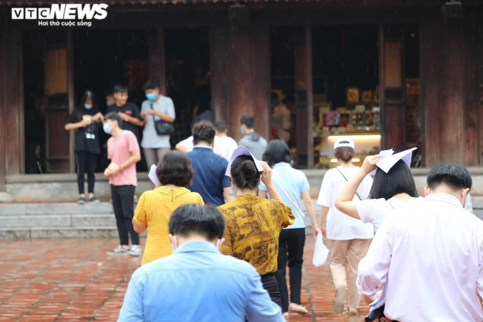 Dù trời mưa nặng hạt nhưng thí sinh và phụ huynh vẫn cố gắng tới thắp hương và cầu may mắn.