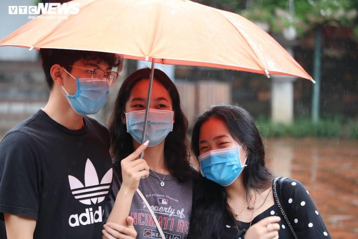 Như thành thông lệ, trước mỗi kỳ thi vượt cấp quan trọng, Văn Miếu Quốc Tử Giám lại chào đón các sĩ tử tấp nập đến trường đại học đầu tiên của Việt Nam cầu may mắn. Trung bình mỗi ngày có khoảng 1.000 thí sinh, phụ huynh tới mua vé để vào tham quan và thắp hương cầu may, chị Hương nhân viên bán vé chia sẻ.