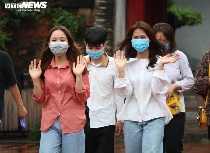 Sáng 6/8, nhiều phụ huynh và sĩ tử đến Văn Miếu Quốc Tử Giám (Hà Nội) để thắp hương cầu may mắn trước hai ngày diễn ra kỳ thi tốt nghiệp THPT 2020.