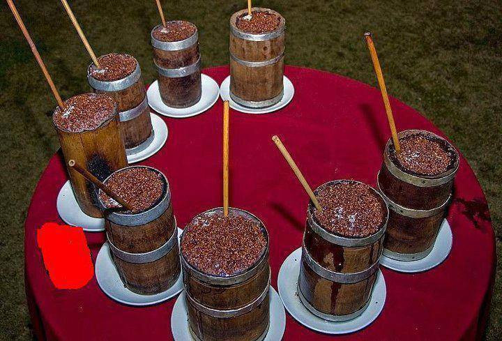 Để uống, bạn phải đổ vào nước sôi vào bình và chờ cho hạt kê trong đó lắng xuống. Sau đó, bạn dùng một ống hút tre, có tác dụng giống như một bộ lọc, giúp bạn uống bia và bỏ lại hạt kê và các tạp chất ở dưới. Đây là một loại bia ấm, là lựa chọn hoàn hảo cho những buổi tối lạnh lẽo ở dãy Himalaya.