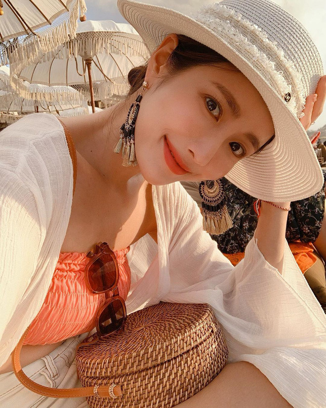 Để lấy được vóc dáng thon gọn nhanh chóng, Hyun Kyung luôn tuân thủ những nguyên tắc nhất định là hạn chế ăn vặt, ăn nhiều rau xanh, giảm bớt đồ chiên rán trong các bữa ăn và còn một số điều sau đây mà bạn có thể học theo từ cô nàng.