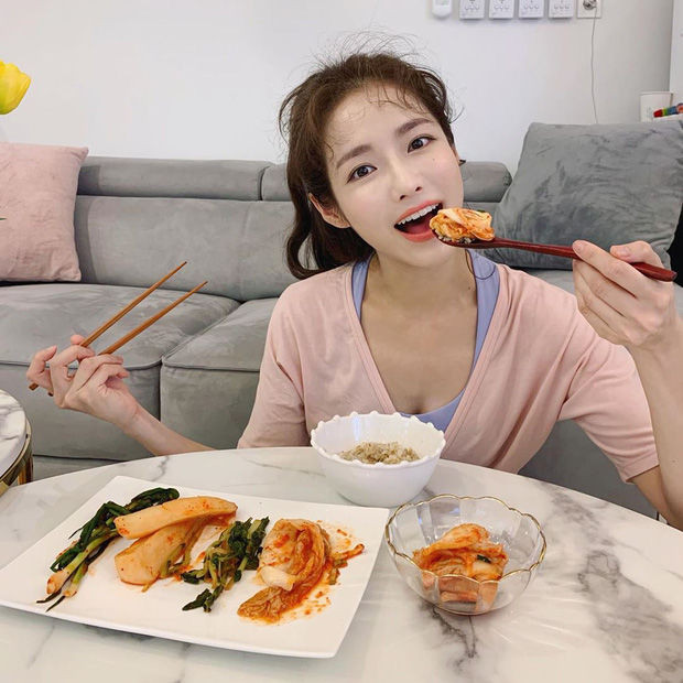 Hot girl Hyun Kyung chia sẻ rằng, trước đó cô từng mất kiểm soát trong việc giữ cân nhưng nhờ chăm chỉ ăn uống khoa học và tập luyện đều đặn nên chỉ sau 2 tháng, cô đã giảm được 10kg.