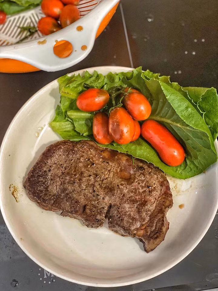 Nam diễn viên Thanh Bình chia sẻ những món ăn tự tay chế biến, bày biện và khoe với khán giả. Anh làm món bít tết, mì Ý theo các công thức có sẵn trên mạng.