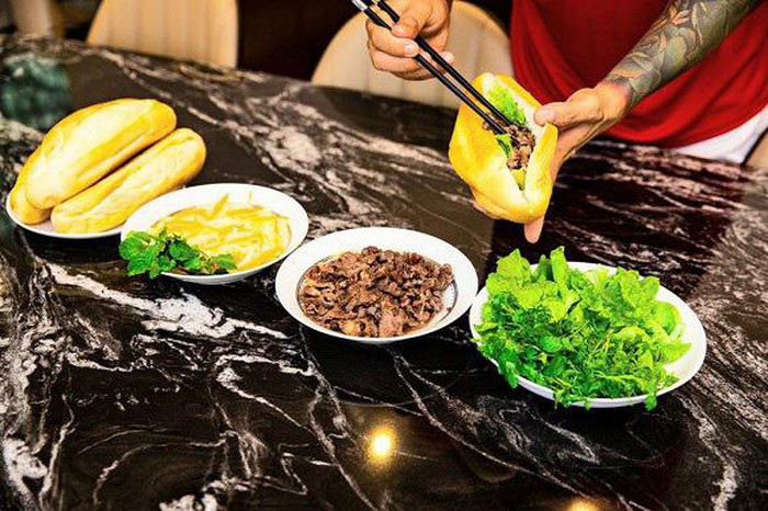 Những ngày ở nhà chống dịch, anh cũng tranh thủ thời gian nấu những bữa cơm gia đình đơn giản hay làm món bánh mì cho vợ con thưởng thức.