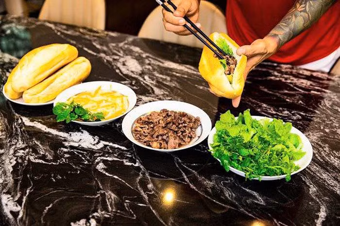 Những ngày ở nhà chống dịch, anh cũng tranh thủ thời gian nấu những bữa cơm gia đình đơn giản hay làm món bánh mì cho vợ con thưởng thức.