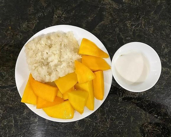 Cận cảnh món xôi xoài hấp dẫn của MC Đại Nghĩa, nhìn đã đủ thèm thuồng và muốn ăn.