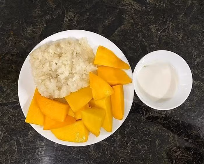 Cận cảnh món xôi xoài hấp dẫn của MC Đại Nghĩa, nhìn đã đủ thèm thuồng và muốn ăn.