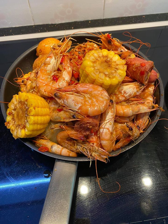 Fans hâm mộ hết sức bất ngờ trước mâm cơm tự nấu của giọng ca "Ca dao em và tôi" đăng tải, toàn là những món cầu kỳ.