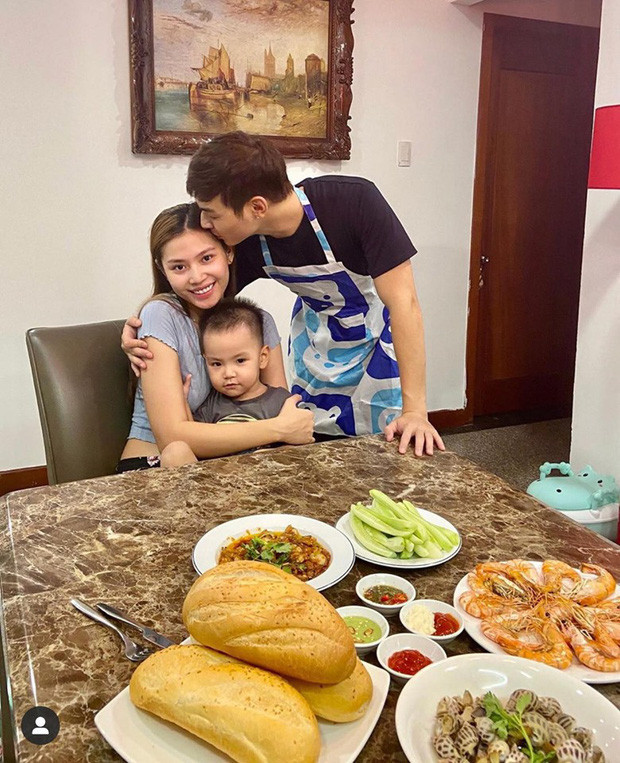 Jay Quân, ông xã Chúng Huyền Thanh, không chỉ sở hữu ngoại hình điển trai mà còn đảm đang không kém khi có thể chuẩn bị cả một bữa tối ngon mắt, ngon miệng cho hai mẹ con cô.