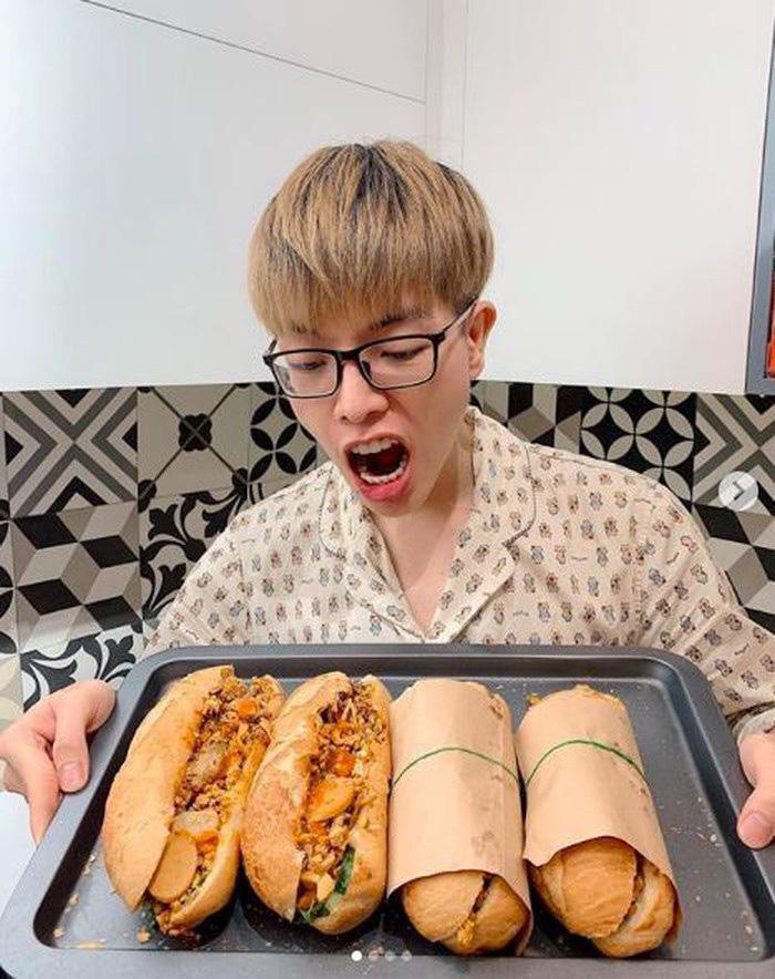 Ca sĩ Đức Phúc bất ngờ khoe tài bếp núc trong những ngày ở nhà phòng tránh dịch COVID-19.