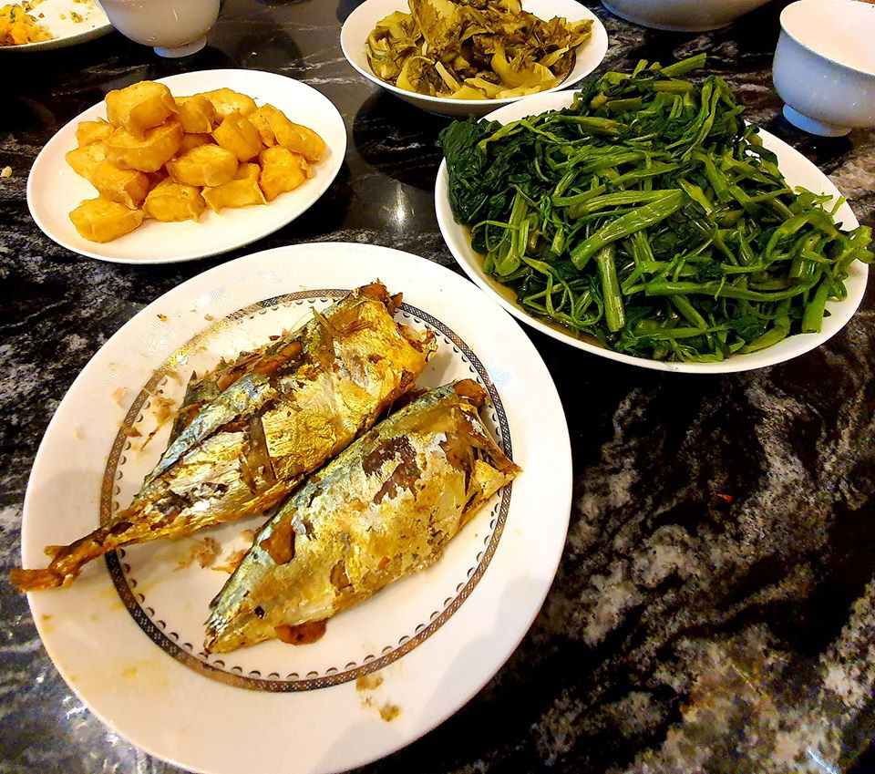 Không chỉ hát hay, yêu chiều vợ, ca sĩ Tuấn Hưng cũng rất khéo tay trong việc bếp núc. Mùa dịch này là dịp để nam ca sĩ "Nắm lấy tay anh" trổ tài nấu nướng thay vì để vợ liên tục vào bếp.