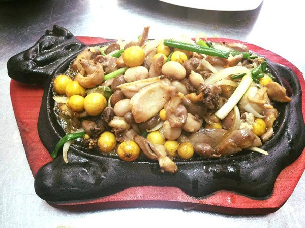 Không chỉ có trứng non, món ăn này còn được phục vụ với nội tạng gà thơm béo, hành tây cháy cạnh, cải xanh xào giòn... tất cả đều xì xèo trên chiếc chảo nóng hổi, bốc khói nghi ngút. Bánh mì hoặc cơm trắng là lựa chọn hoàn hảo để ăn kèm với món ăn.