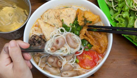 Bún lòng cá cay: Món bún này có phần nổi bật nhất là lòng cá cay đặc sắc. Chúng được chế biến giống như lòng cá ăn kèm với đặc sản chả cá Hà Nội, thông thường là lòng cá ba sa.