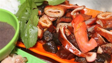 Lòng rán: Những miếng lòng heo vàng ươm được tẩm ướp chuẩn vị có thể chinh phục bất cứ vị khách nào.