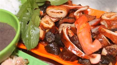 Lòng rán: Những miếng lòng heo vàng ươm được tẩm ướp chuẩn vị có thể chinh phục bất cứ vị khách nào.