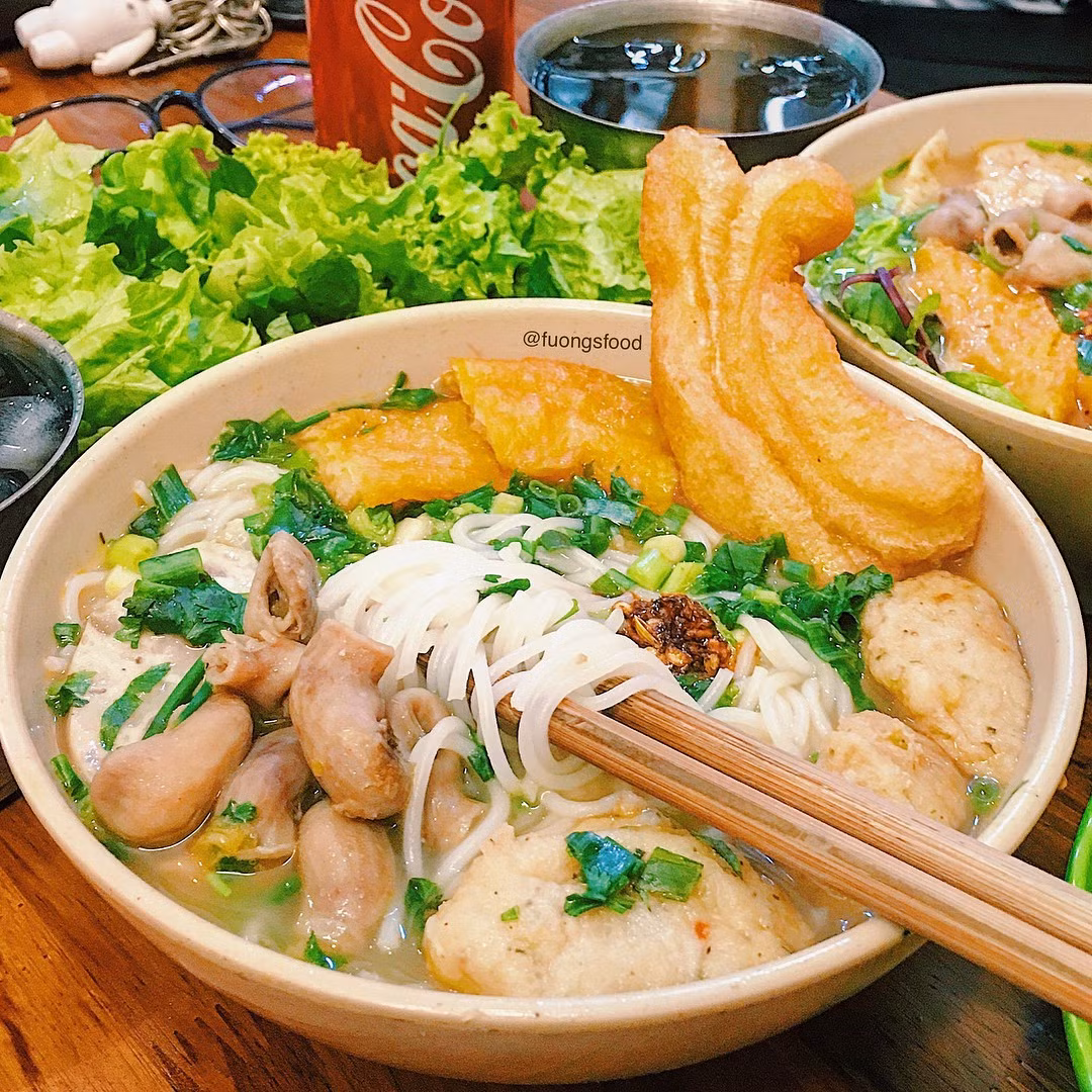 Ngoài lòng cá, bát bún còn có cá thu hoặc cá bông, tùy theo sự lựa chọn của mỗi người. Đây là hai loại cá biển ít xương, có vị ngọt, được chiên vàng và để nguyên miếng lớn, ăn rất đã miệng. Ăn bún lòng cá cay thường ăn kèm với cả rau sống và quẩy.