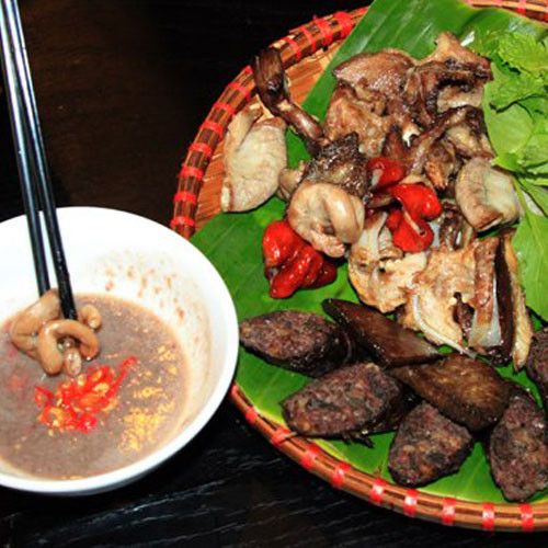 Nước chấm ăn kèm có thể tùy chọn nước mắm thường hoặc mắm tôm, muối tiêu chanh tùy khẩu vị và sở thích mỗi người. Ngoài ra, ăn thêm chút bún nữa thì bạn đã thưởng thức trọn vẹn bữa ăn hoàn hảo này rồi.