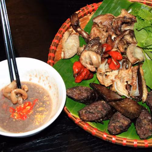 Nước chấm ăn kèm có thể tùy chọn nước mắm thường hoặc mắm tôm, muối tiêu chanh tùy khẩu vị và sở thích mỗi người. Ngoài ra, ăn thêm chút bún nữa thì bạn đã thưởng thức trọn vẹn bữa ăn hoàn hảo này rồi.