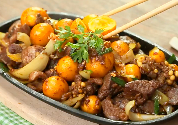 Kê mề trứng non cháy tỏi: Món ăn nội tạng này hấp dẫn người ăn người ăn bởi những quả trứng non vàng ươm bổ dưỡng, hương vị bùi bùi hoà cùng với mùi tỏi cháy thơm nức mũi có khả năng "mê hoặc" bất cứ vị khách nào ngay từ lần thưởng thức đầu tiên.